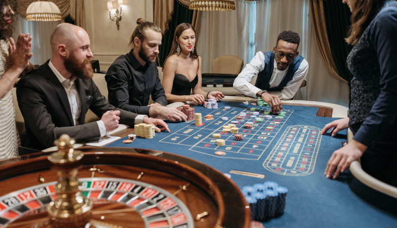 Кто работает в казино: профессии и обязанности сотрудников игорного заведения